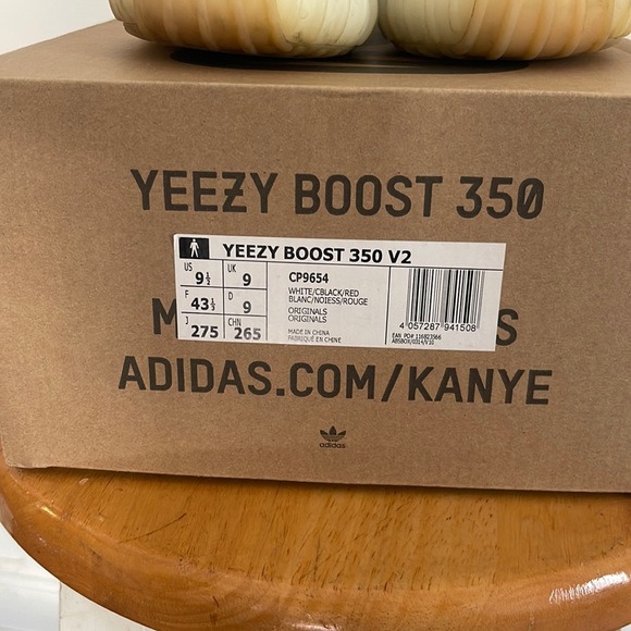 A pair of used Yeezy zebras 350 V2’s 2017 edition - Picture 2 of 8